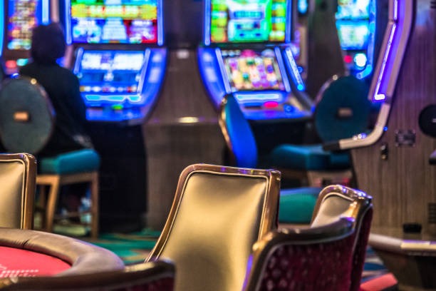 Live European Roulette dealer spinning wheel with multi-angle camera feed